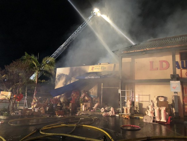 Cháy lớn tại trung tâm thương mại trong khu người Việt ở quận Cam, California - Ảnh 3.