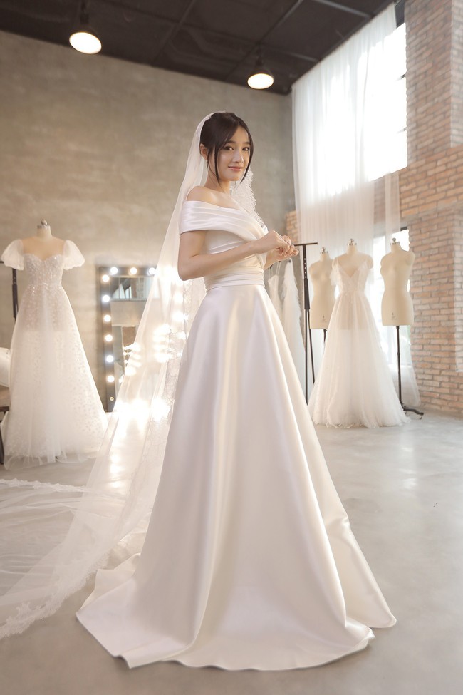 Trong khi Hari Won mặc lại váy cưới của Nhã Phương thì Trấn Thành lại chơi lớn với set đồ gần 1,5 tỷ đồng ở sự kiện - Ảnh 3.