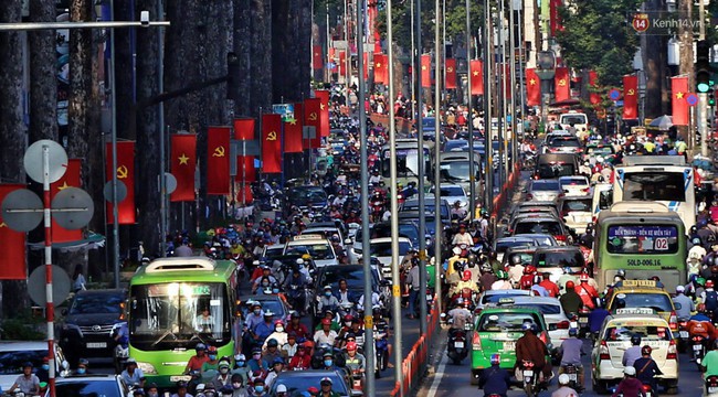 Nỗi ám ảnh của người Sài Gòn những ngày cận Tết: Rừng xe đông nghẹt trên nhiều tuyến đường trung tâm từ trưa đến tối - Ảnh 7.