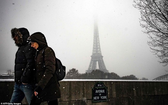 Paris đón tuyết đầu mùa sau nhiều tuần căng thẳng: Kẻ lãng mạn xuống phố, người cô đơn chống chọi giá rét - Ảnh 5.