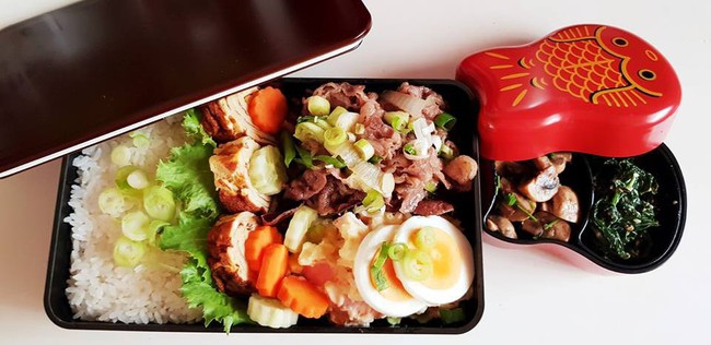 Choáng với “gia tài” đồ sộ toàn những hộp cơm và dụng cụ làm cơm bento của bà gốc Việt dành cho con trai nhỏ - Ảnh 7.