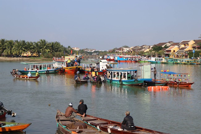 Tìm thấy thi thể bé trai 6 tuổi kẹt trong ô tô khi bố chở cả gia đình lao xuống sông vì mâu thuẫn - Ảnh 7.