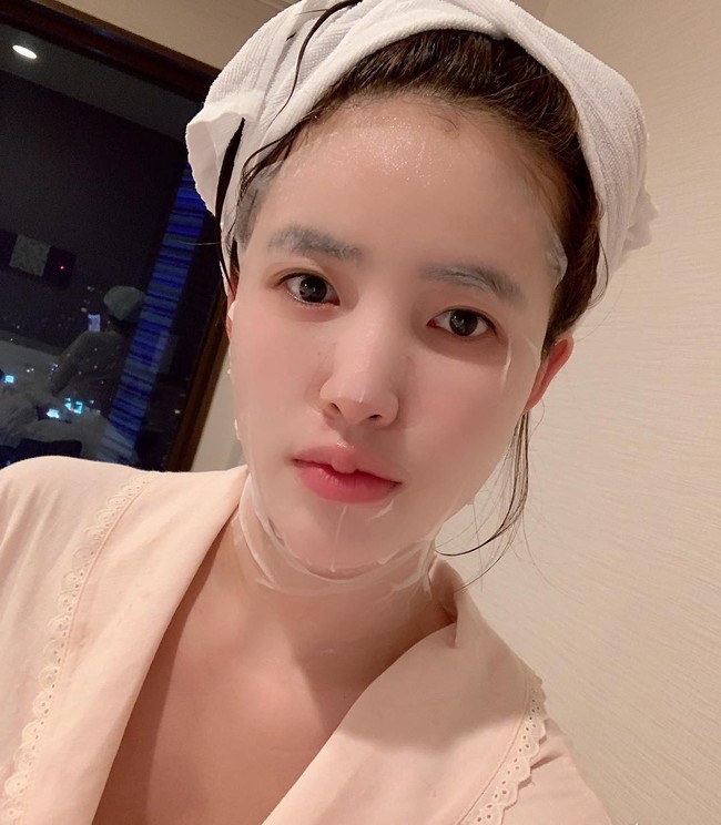 Hóa ra, mặt nạ giấy đắt tiền không phải là khoản đầu tư khôn ngoan cho da như nhiều nàng vẫn tưởng - Ảnh 1. Hóa ra, mặt nạ giấy đắt tiền không phải là khoản đầu tư khôn ngoan cho da như nhiều nàng vẫn tưởng - Ảnh 1.