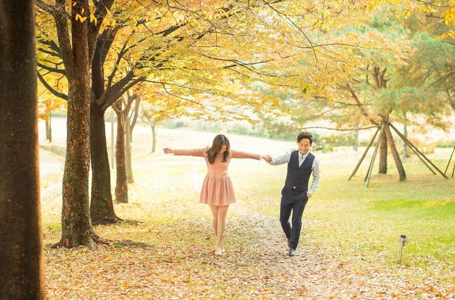 Trọn bộ ảnh cưới ngập tràn sắc vàng mùa thu Hàn Quốc của rapper Tiến Đạt và vợ mới cưới Thụy Vy - Ảnh 3.