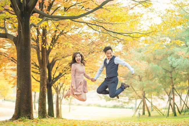 Trọn bộ ảnh cưới ngập tràn sắc vàng mùa thu Hàn Quốc của rapper Tiến Đạt và vợ mới cưới Thụy Vy - Ảnh 11.