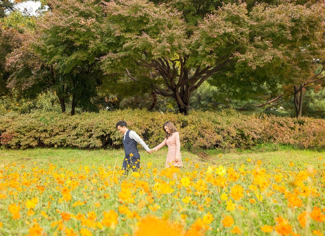 Trọn bộ ảnh cưới ngập tràn sắc vàng mùa thu Hàn Quốc của rapper Tiến Đạt và vợ mới cưới Thụy Vy - Ảnh 13.