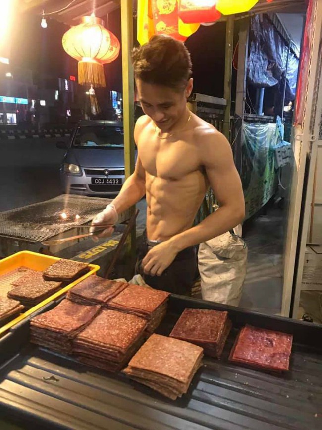 Cởi trần bán thịt bò khô khoe body 6 múi, thanh niên Malaysia bỗng nổi tiếng chỉ sau 1 đêm - Ảnh 1.