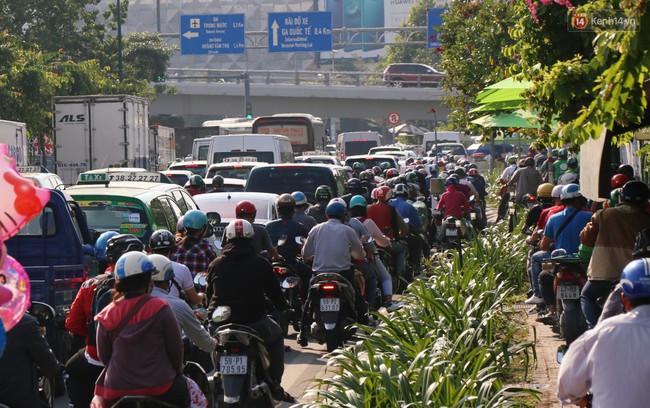 Sân bay Tân Sơn Nhất kẹt xe kinh hoàng ngày cận Tết, hành khách vật vã ngoài nắng trong nhiều giờ liền - Ảnh 14.