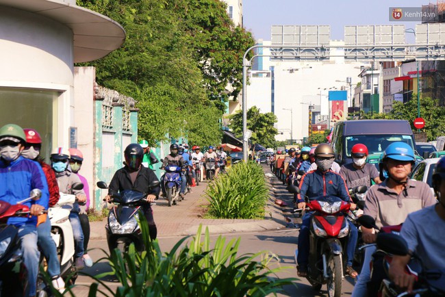 Sân bay Tân Sơn Nhất kẹt xe kinh hoàng ngày cận Tết, hành khách vật vã ngoài nắng trong nhiều giờ liền - Ảnh 15.