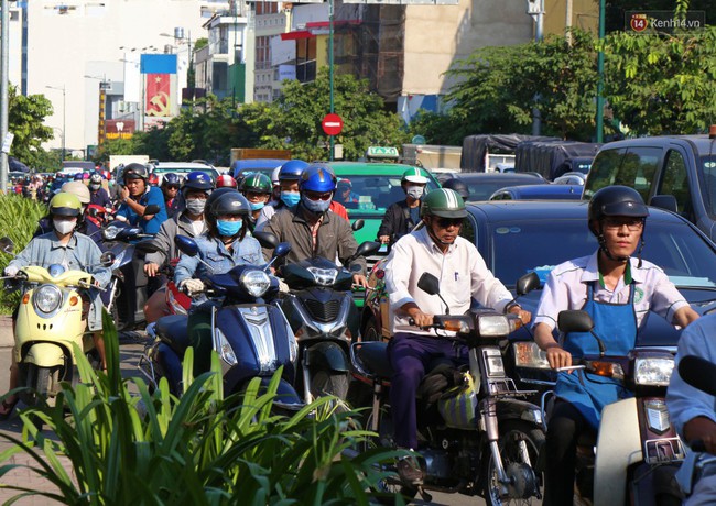 Sân bay Tân Sơn Nhất kẹt xe kinh hoàng ngày cận Tết, hành khách vật vã ngoài nắng trong nhiều giờ liền - Ảnh 16.