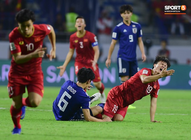 Quang Hải nghiến răng, Công Phượng cháy hết mình trong ngày tuyển Việt Nam chiến đấu tới kiệt sức với Nhật Bản - Ảnh 2.