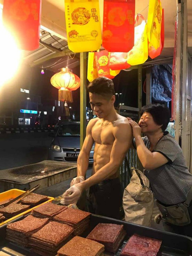 Cởi trần bán thịt bò khô khoe body 6 múi, thanh niên Malaysia bỗng nổi tiếng chỉ sau 1 đêm - Ảnh 3.