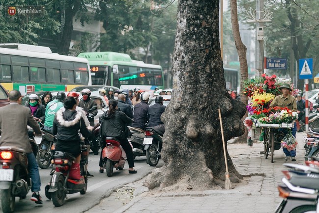 Chùm ảnh: Từ 3h chiều, đường phố Hà Nội ùn tắc không lối thoát ngày giáp Tết - Ảnh 3.