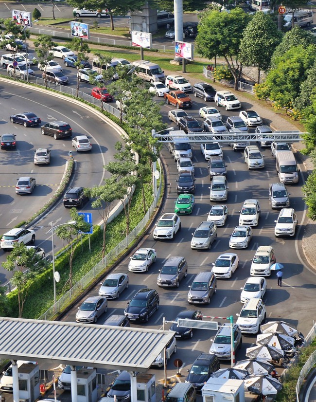 Sân bay Tân Sơn Nhất kẹt xe kinh hoàng ngày cận Tết, hành khách vật vã ngoài nắng trong nhiều giờ liền - Ảnh 3.