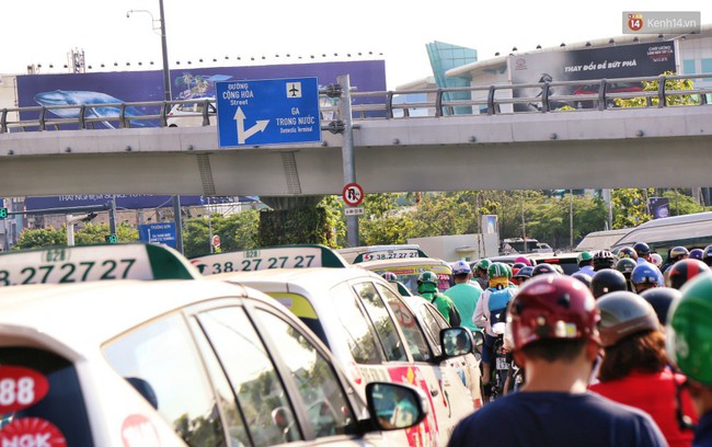 Sân bay Tân Sơn Nhất kẹt xe kinh hoàng ngày cận Tết, hành khách vật vã ngoài nắng trong nhiều giờ liền - Ảnh 6.