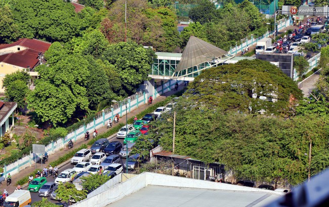 Sân bay Tân Sơn Nhất kẹt xe kinh hoàng ngày cận Tết, hành khách vật vã ngoài nắng trong nhiều giờ liền - Ảnh 9.