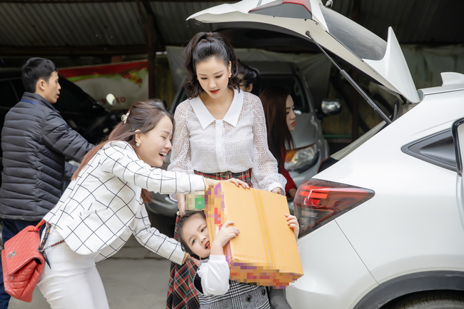 Con gái Maya chững chạc như người lớn, khệ nệ bê đồ khi theo mẹ đi từ thiện - Ảnh 1.