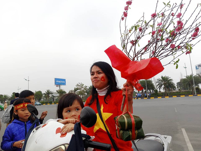 Người hâm mộ mang bánh chưng, hoa đào để tặng thầy Park và chào đón đội tuyển Việt Nam ở sân bay - Ảnh 6.