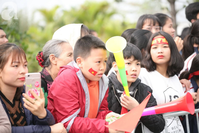 Người hâm mộ mang bánh chưng, hoa đào để tặng thầy Park và chào đón đội tuyển Việt Nam ở sân bay - Ảnh 14.