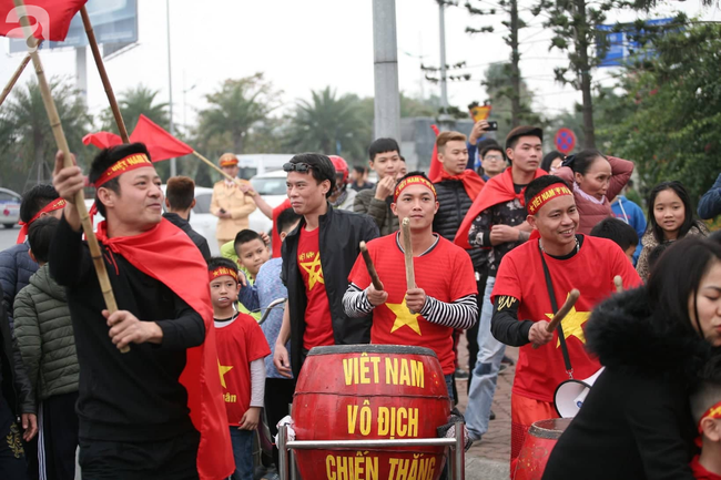Người hâm mộ mang bánh chưng, hoa đào để tặng thầy Park và chào đón đội tuyển Việt Nam ở sân bay - Ảnh 7.