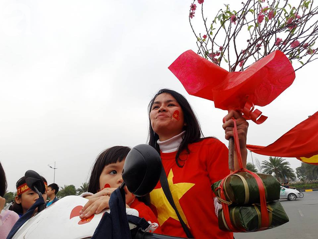 Người hâm mộ mang bánh chưng, hoa đào để tặng thầy Park và chào đón đội tuyển Việt Nam ở sân bay - Ảnh 9.