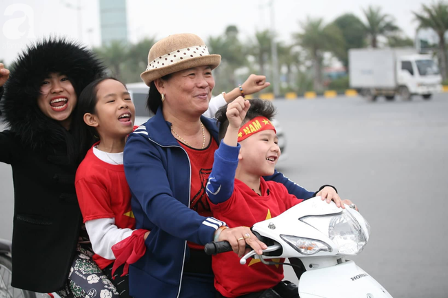 Người hâm mộ mang bánh chưng, hoa đào để tặng thầy Park và chào đón đội tuyển Việt Nam ở sân bay - Ảnh 10.