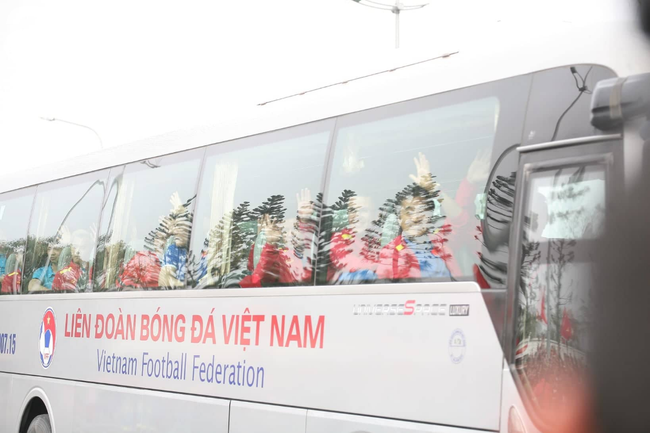 Người hâm mộ mang bánh chưng, hoa đào để tặng thầy Park và chào đón đội tuyển Việt Nam ở sân bay - Ảnh 3.
