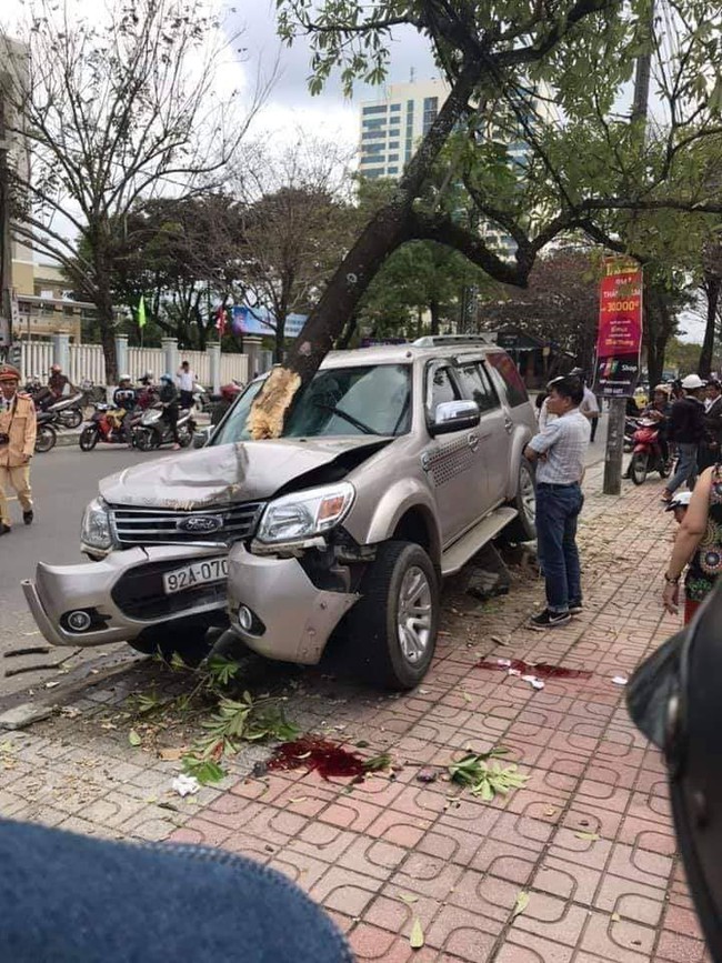 Quảng Nam: Ô tô điên mất lái, tông trúng hai mẹ con đợi xe buýt trên đường, bé trai 5 tuổi chết thảm - Ảnh 1.