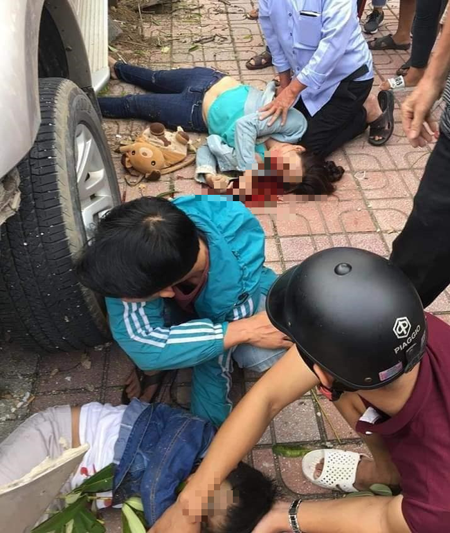 Quảng Nam: Ô tô điên mất lái, tông trúng hai mẹ con đợi xe buýt trên đường, bé trai 5 tuổi chết thảm - Ảnh 3.