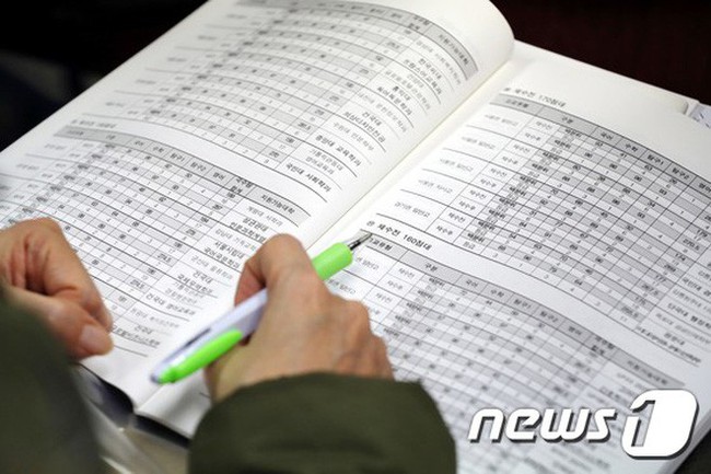 Choáng váng cảnh phụ huynh Hàn Quốc ngồi la liệt ở cầu thang để nghe bí kíp thi đỗ đại học cho con - Ảnh 3. Choáng váng cảnh phụ huynh Hàn Quốc ngồi la liệt ở cầu thang để nghe bí kíp thi đỗ đại học cho con - Ảnh 3.