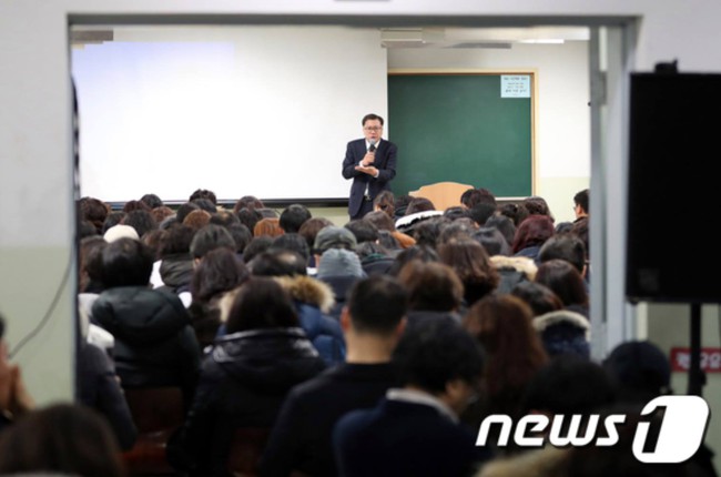 Choáng váng cảnh phụ huynh Hàn Quốc ngồi la liệt ở cầu thang để nghe bí kíp thi đỗ đại học cho con - Ảnh 2. Choáng váng cảnh phụ huynh Hàn Quốc ngồi la liệt ở cầu thang để nghe bí kíp thi đỗ đại học cho con - Ảnh 2.
