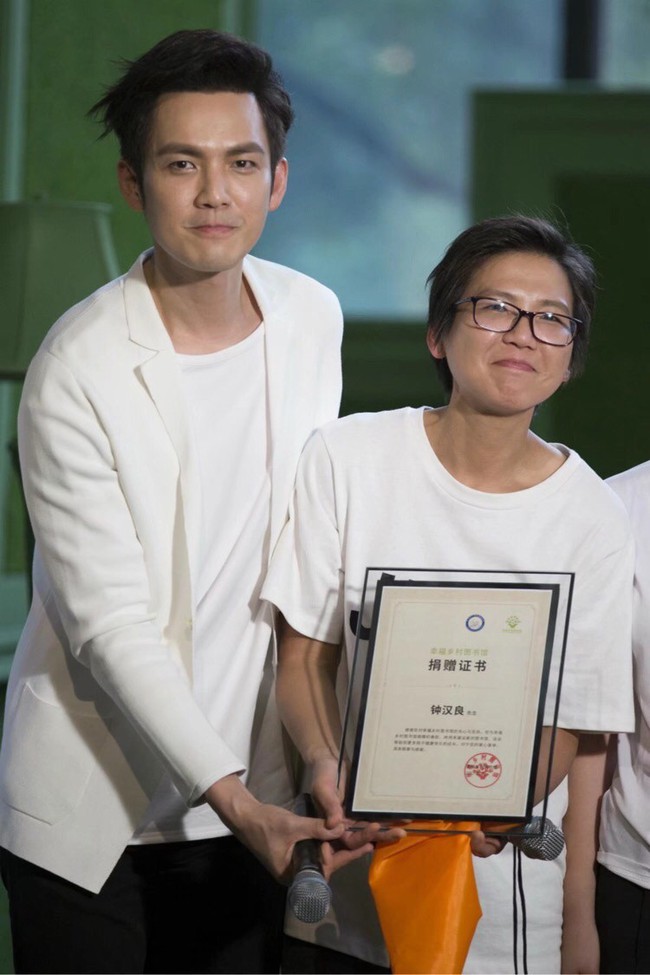 Ảnh sao bên người thân gây tẩu hỏa nhập ma: Bố con mà như cặp đôi, vợ chồng lại bị nhầm thành chú cháu - Ảnh 24.