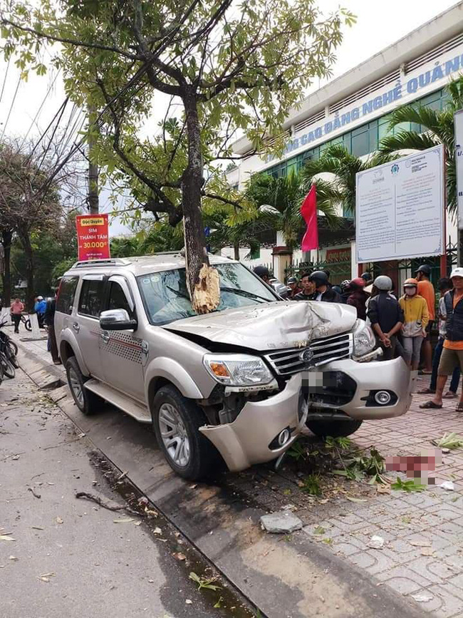 Vụ ô tô điên lao lên vỉa hè tông 2 mẹ con đang đứng chờ xe buýt: Bắt tạm giam tài xế - Ảnh 1.