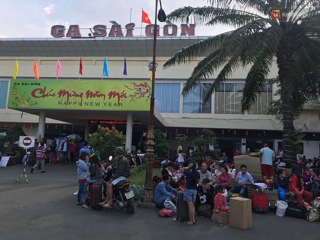 Ảnh: Hàng nghìn khách vật vã ở ga Sài Gòn ngày gần Tết vì tàu hỏa trật bánh, đường sắt tê liệt - Ảnh 1.