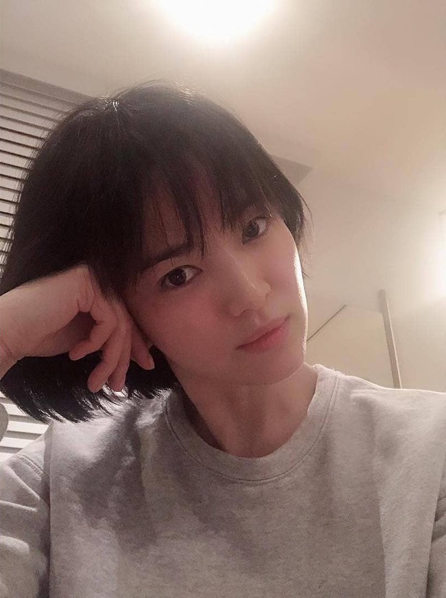 Song Hye Kyo gây choáng với ảnh selfie siêu cân mặt: 38 tuổi mà da bóng mịn không chút nếp nhăn - Ảnh 2.