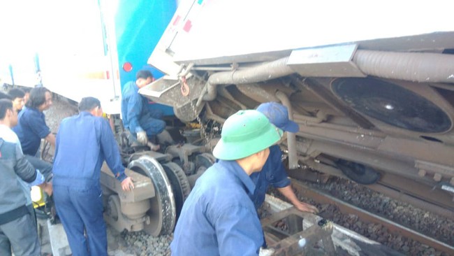 Tàu hỏa Bắc - Nam trật bánh ở Bình Thuận, hàng loạt chuyến tàu Tết bị chậm giờ - Ảnh 2. Tàu hỏa Bắc - Nam trật bánh ở Bình Thuận, hàng loạt chuyến tàu Tết bị chậm giờ - Ảnh 2.