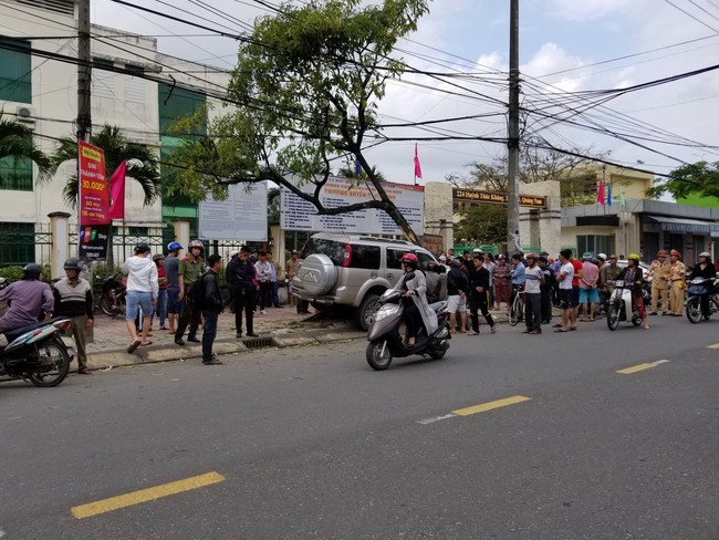 Vụ ô tô điên lao lên vỉa hè tông 2 mẹ con đang đứng chờ xe buýt: Bắt tạm giam tài xế - Ảnh 2.