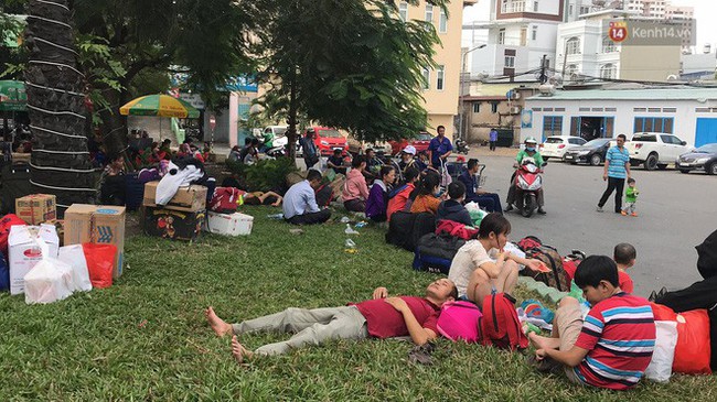 Ảnh: Hàng nghìn khách vật vã ở ga Sài Gòn ngày gần Tết vì tàu hỏa trật bánh, đường sắt tê liệt - Ảnh 6.