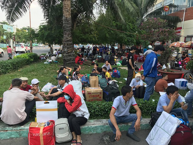 Ảnh: Hàng nghìn khách vật vã ở ga Sài Gòn ngày gần Tết vì tàu hỏa trật bánh, đường sắt tê liệt - Ảnh 7.