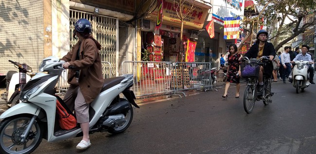 Hà Nội: Cháy nhà trong phố cổ đúng ngày ông Công ông Táo, nhiều  người hoảng loạn bỏ chạy - Ảnh 1.