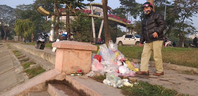 Hà Nội: Ngày ông Công ông Táo, các hồ lại đầy ắp túi ni lông, bát hương, chân nhang - Ảnh 11.