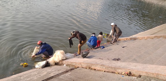 Hà Nội: Ngày ông Công ông Táo, các hồ lại đầy ắp túi ni lông, bát hương, chân nhang - Ảnh 5.