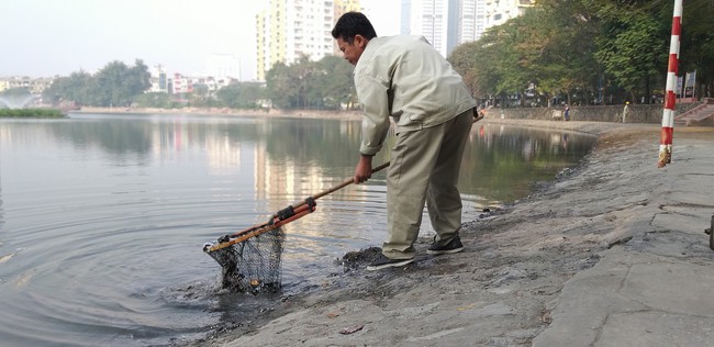 Hà Nội: Ngày ông Công ông Táo, các hồ lại đầy ắp túi ni lông, bát hương, chân nhang - Ảnh 3.