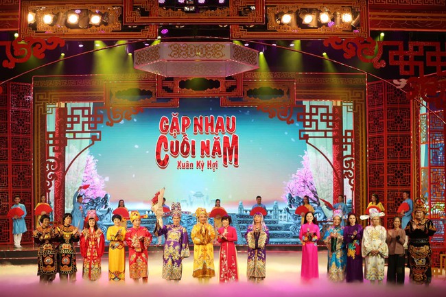 Táo Quân 2019: Chí Trung tiết lộ mặc 2 bộ đồ, làm Táo Giáo dục chứ không phải Táo Giao thông - Ảnh 5. Táo Quân 2019: Chí Trung tiết lộ mặc 2 bộ đồ, làm Táo Giáo dục chứ không phải Táo Giao thông - Ảnh 5.