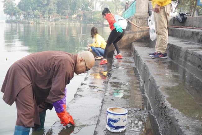 Hà Nội: Ngày ông Công ông Táo, các hồ lại đầy ắp túi ni lông, bát hương, chân nhang - Ảnh 17.