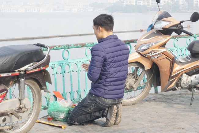 Hà Nội: Ngày ông Công ông Táo, các hồ lại đầy ắp túi ni lông, bát hương, chân nhang - Ảnh 16.