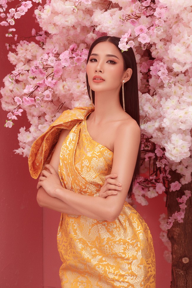 Hoa hậu Hoàn vũ HHen Niê khoe nét xuân thì rực rỡ bên Hoàng Thùy - Mâu Thủy  - Ảnh 4.