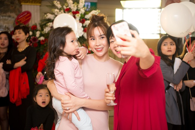 Lần hiếm hoi Lưu Hương Giang đưa 2 con gái xinh như công chúa đi sự kiện  - Ảnh 2.