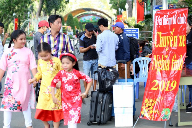 Chuyến xe nghĩa tình chở miễn phí 600 sinh viên và lao động nghèo ở Sài Gòn về quê ăn Tết Kỷ Hợi 2019 - Ảnh 1.