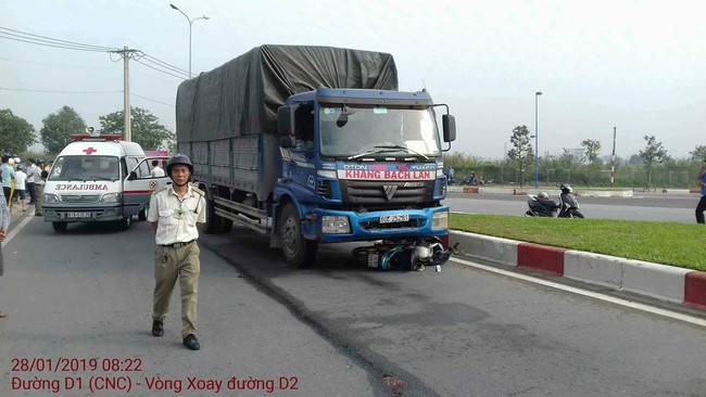 TP.HCM: Va chạm với xe tải, nam công nhân 9X bị cán tử vong tại chỗ - Ảnh 1.